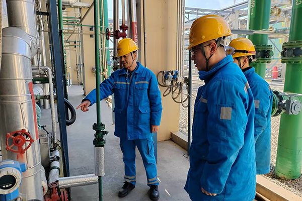 2.蔡總在廠區(qū)指導工作400600 2.蔡總在廠區(qū)指導工作400600