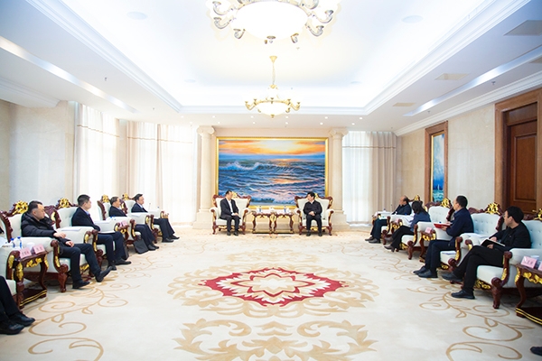 農(nóng)業(yè)銀行安徽省分行行長(zhǎng)張春林一行來(lái)海螺集團(tuán)訪(fǎng)問(wèn)交流